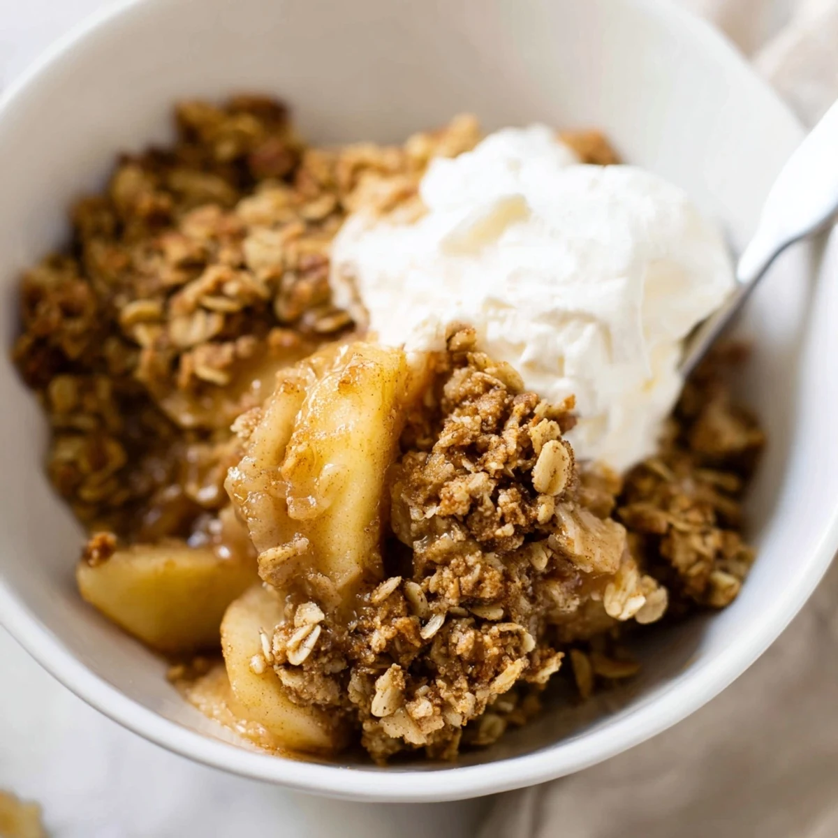 Tender cinnamon apples beneath a buttery crumb layer in this crockpot apple crisp